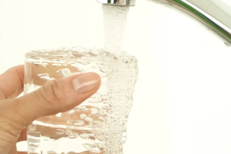 Kraanwater in Nederland vs. Flessenwater: Welke is Beter?